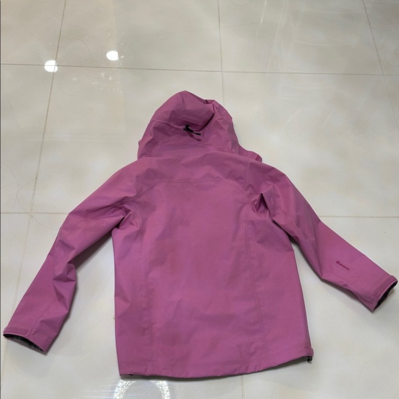 Arc'teryx Women's Beta jacket - Picture 6 of 6